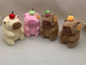 им Капибара арт. 240907-1 Брелок цвета микс с ягодкой на голове 24 см в пак.)