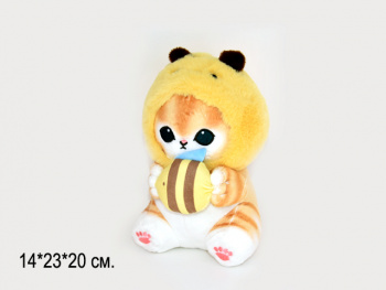 им Кот арт. 16943-209 В шапке зверушки с рыбкой в лапах сидит 23 см в пак.